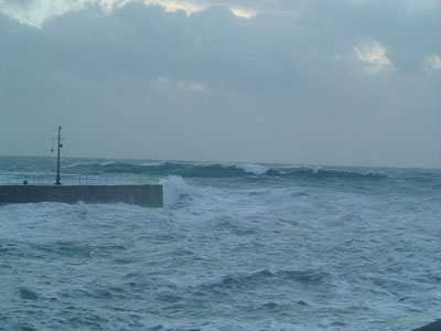 POrthleven, very large wave comming